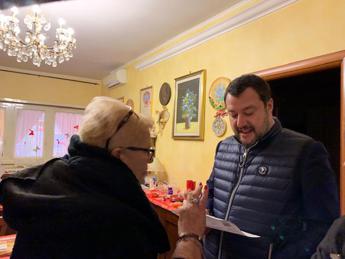 Ostia, signora case popolari mostra bolletta a Salvini: 'Follia pagare riscaldamento e stare al freddo'