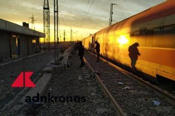 Treno deragliato, soccorritori: 20 minuti da chiamata ad arrivo Treno deragliato, soccorritori: 20 minuti da chiamata ad arrivo