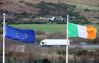 Irlanda del Nord, dissidenti Ira rivendicano bomba su camion Irlanda del Nord, dissidenti Ira rivendicano bomba su camion