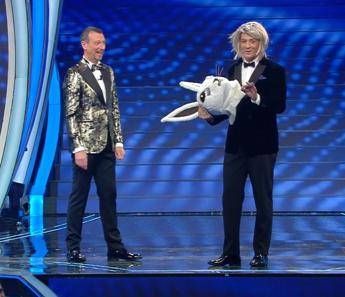 Fiorello mascherato: Un po' coniglio, un po' Maria De Filippi Fiorello mascherato: Un po' coniglio, un po' Maria De Filippi