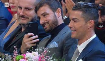 Sanremo, l'omaggio di Georgina a Ronaldo Sanremo, l'omaggio di Georgina a Ronaldo