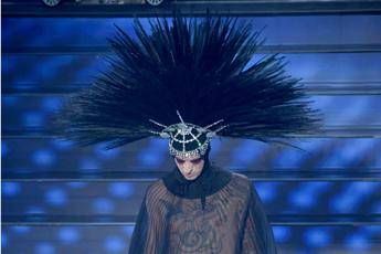 Achille Lauro è la marchesa Casati Stampa e qualcuno fischia Achille Lauro è la marchesa Casati Stampa e qualcuno fischia