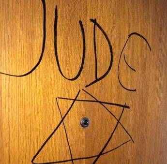 Stella David e scritta 'Jude' sulla porta, altro caso a Torino Stella David e scritta 'Jude' sulla porta, altro caso a Torino