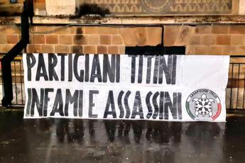 Foibe: 'partigiani titini infami assassini', striscione CasaPound in Municipio ad Ostia