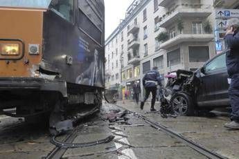 Milano, auto contro tram /Foto Milano, auto contro tram /Foto