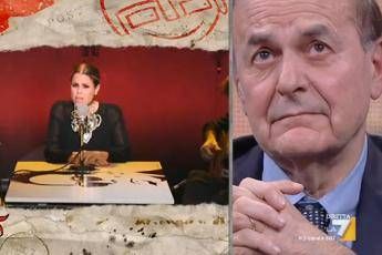 Tosca canta 'Bella ciao', Bersani si commuove