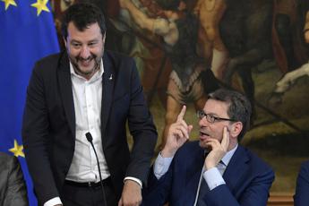 Salvini-Giorgetti, siparietto in conferenza stampa