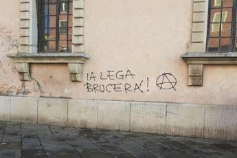 Lega, scritte di minaccia sui muri di Carrara Lega, scritte di minaccia sui muri di Carrara