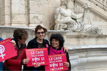 Roma, Nicoletta Braschi in piazza per la Casa delle Donne