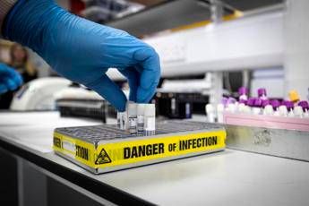 Coronavirus, 233 morti in Gran Bretagna Coronavirus, 233 morti in Gran Bretagna