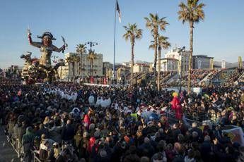 Viareggio, carri e maschere sfilano per la prima volta il Giovedì grasso Viareggio, carri e maschere sfilano per la prima volta il Giovedì grasso