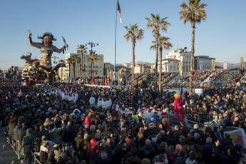 Viareggio, carri e maschere sfilano per la prima volta il Giovedì grasso