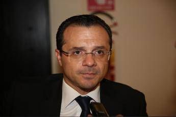 Coronavirus, a Messina droni con voce sindaco: Vi prendo a calci in c... Coronavirus, a Messina droni con voce sindaco: Vi prendo a calci in c...