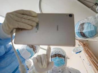 Coronavirus, Burioni: Chi torna dalla Cina deve stare in quarantena Coronavirus, Burioni: Chi torna dalla Cina deve stare in quarantena