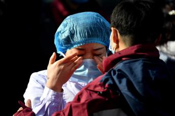 Virus, morto medico Wuhan: rimandò nozze per stare 'al fronte'