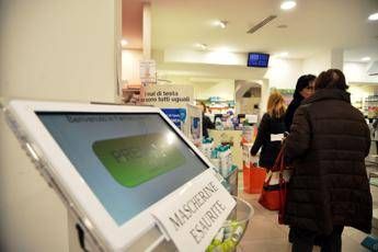 Coronavirus, a Milano caccia a mascherine: 100 euro a confezione Coronavirus, a Milano caccia a mascherine: 100 euro a confezione