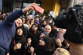 Selfie? Vi siete lavati le mani?, Salvini scherza a comizio Selfie? Vi siete lavati le mani?, Salvini scherza a comizio