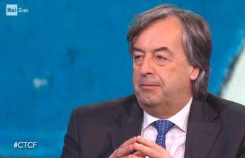 Coronavirus, Burioni: Abbiamo due armi e dobbiamo usarle Coronavirus, Burioni: Abbiamo due armi e dobbiamo usarle