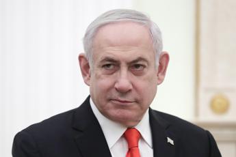 Coronavirus, Netanyahu non stringe mani per paura contagio