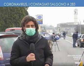 Coronavirus, virologa a giornalista: Quella mascherina non basta Coronavirus, virologa a giornalista: Quella mascherina non basta