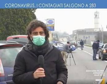 Coronavirus, virologa a giornalista: Quella mascherina non basta