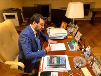 Coronavirus, Salvini chiede incontro a Mattarella Coronavirus, Salvini chiede incontro a Mattarella