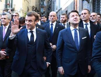 Coronavirus Napoli, studenti francesi scherzano con Macron: Non si infetti Coronavirus Napoli, studenti francesi scherzano con Macron: Non si infetti