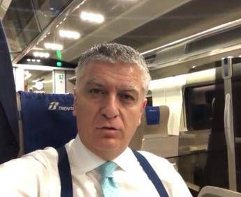 Coronavirus, il senatore da solo sul treno vuoto: Siete fuori di testa /Video Coronavirus, il senatore da solo sul treno vuoto: Siete fuori di testa /Video