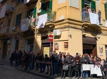 Conte a Napoli, lenzuoli bianchi ai balconi: ecco perché Conte a Napoli, lenzuoli bianchi ai balconi: ecco perché