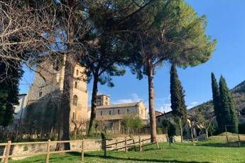 Coronavirus, priore Abbazia Farfa: Allarme esagerato, in chiesa meno fedeli del solito Coronavirus, priore Abbazia Farfa: Allarme esagerato, in chiesa meno fedeli del solito