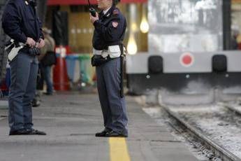 Controlli Polfer, senza mascherina aggredisce gli agenti