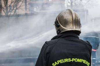 Incendio a Parigi, nube di fumo nero vicino a Gare de Lyon Incendio a Parigi, nube di fumo nero vicino a Gare de Lyon