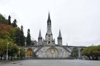 Coronavirus, santuario di Lourdes chiude piscine