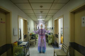 Coronavirus, chiude il primo di ospedale Wuhan