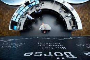Ftse Mib in rosso, spread a 177 punti base Ftse Mib in rosso, spread a 177 punti base
