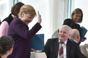 Coronavirus, Seehofer non stringe la mano a Merkel