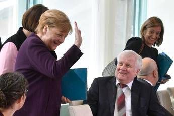 Coronavirus, Seehofer non stringe la mano a Merkel Coronavirus, Seehofer non stringe la mano a Merkel