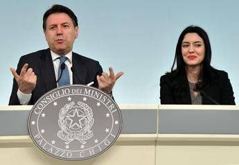 Scuole chiuse, caos su annuncio: ecco come è andata Scuole chiuse, caos su annuncio: ecco come è andata