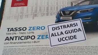 Distrarsi alla guida uccide, a Roma spuntano messaggi sulle pubblicità di automobili