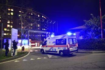 Donna ferita da una bottiglia lanciata dalla finestra Donna ferita da una bottiglia lanciata dalla finestra