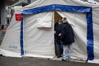 Coronavirus, Francia chiude bar e ristoranti: Ma si andrà a votare