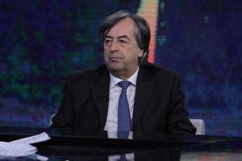 Burioni: Caldo potrebbe rallentare virus, ma è solo speranza