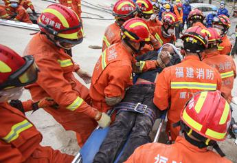 Cina, crollo hotel: 7 morti e 28 dispersi
