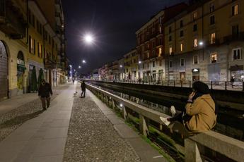Milano, venditore di rose spinto nei Navigli da due 25enni