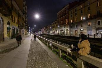 Milano, venditore di rose spinto nei Navigli da due 25enni Milano, venditore di rose spinto nei Navigli da due 25enni