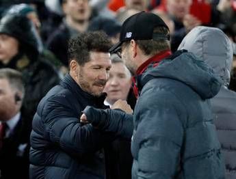 Coronavirus, tifosi gli chiedono il 'cinque' e Klopp s'infuria Coronavirus, tifosi gli chiedono il 'cinque' e Klopp s'infuria