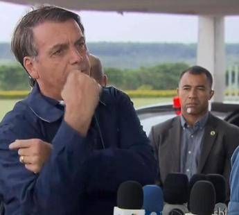 Coronavirus, Bolsonaro: test negativo e gesto dell'ombrello