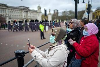 Coronavirus, Gb: 'per over 70 autoisolamento fino a 4 mesi' Coronavirus, Gb: 'per over 70 autoisolamento fino a 4 mesi'