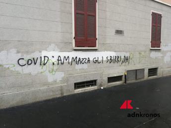 Coronavirus: scritta contro i poliziotti su muro di Milano,' Covid ammazza gli sbirri'