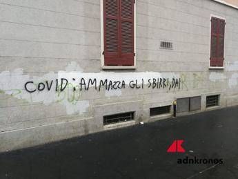 Coronavirus: scritta contro i poliziotti su muro di Milano,' Covid ammazza gli sbirri' Coronavirus: scritta contro i poliziotti su muro di Milano,' Covid ammazza gli sbirri'